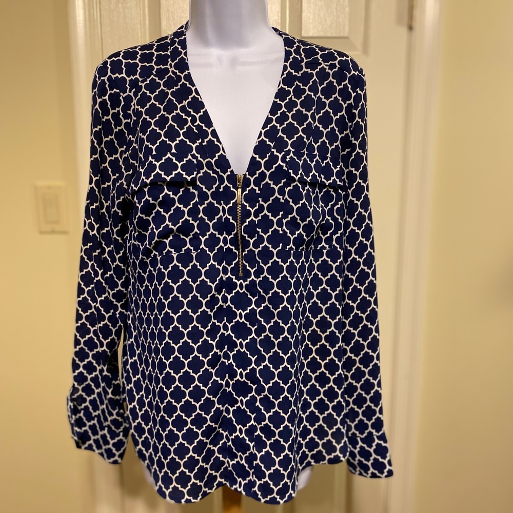 Express - Woman’s blue & white patterned v-neck tunic top with 1/4 zip front, M